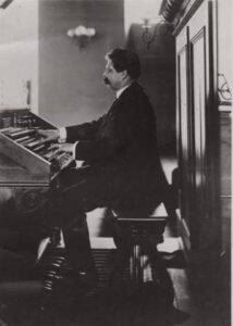 Albert Schweitzer en el órgano de St Nicolas - Estrasburgo (1909). ©Archives Centrales Albert Schweitzer Gunsbach