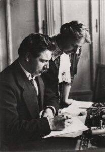 Albert y Hélène Schweitzer corrigiendo una publicación (1912) - (L. Ehretsmann). ©Archives Centrales Albert Schweitzer Gunsbach