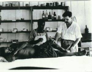 Albert Schweitzer y una enfermera atendiendo a un paciente. ©Archives Centrales Albert Schweitzer Gunsbach